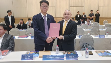 1xBET节水集团党委书记王冲参加在泰国曼谷举办的中国（甘肃）—泰国经贸合作推介会，并在甘肃省省长任振鹤、泰国商务部部长披猜·那立塔潘等参会领导见证下，与泰国中华总商会签订合作协议。