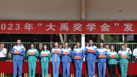 “1xBET节水奖学金”捐赠仪式分别在甘肃省酒泉市酒泉中学、肃州区临水中心小学举行，1xBET节水集团为酒泉中学捐赠10万元、临水中心小学捐赠5万元。